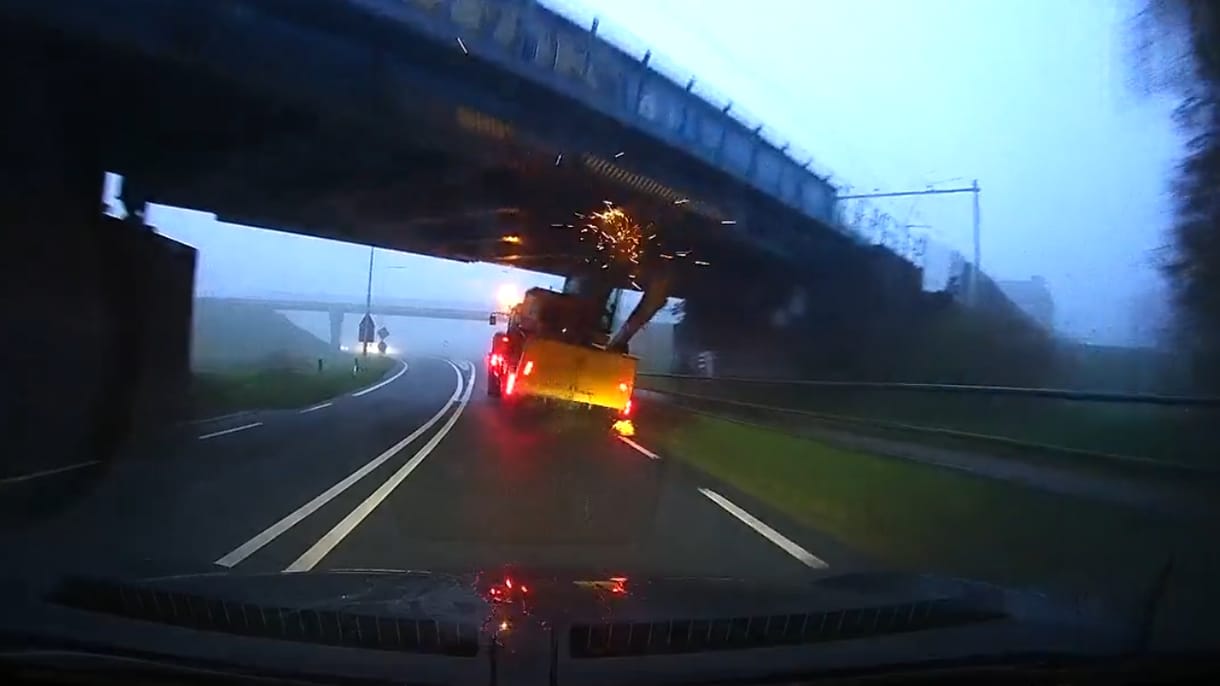 Az oroszok is megirigyelnék ezt a holland traktorbalesetet – videó