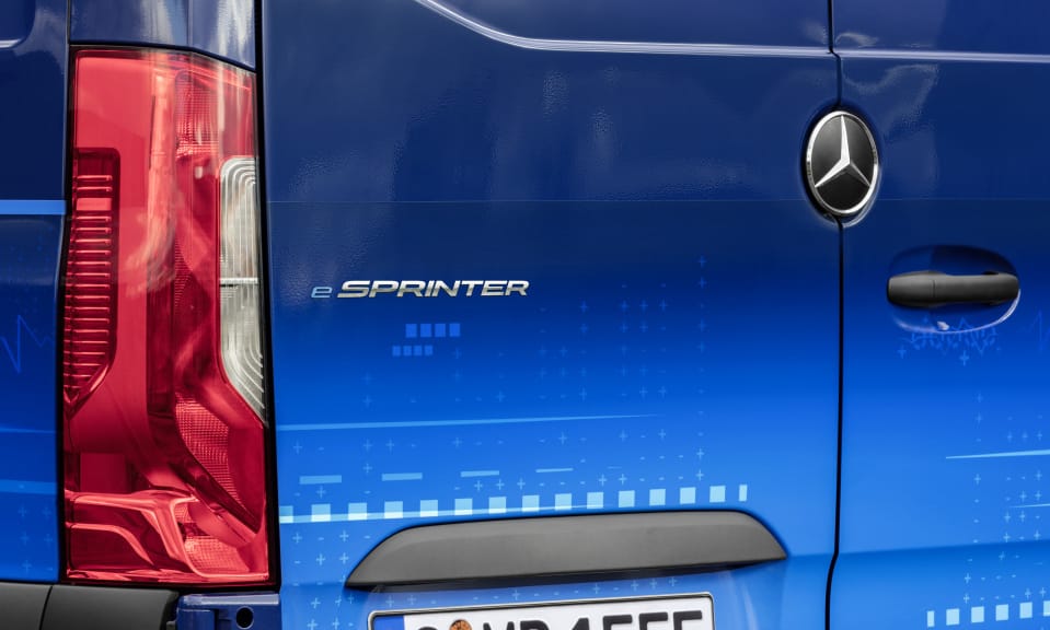 Elektromos dobozos: Hangtalanul suhan a vadonatúj Mercedes eSprinter