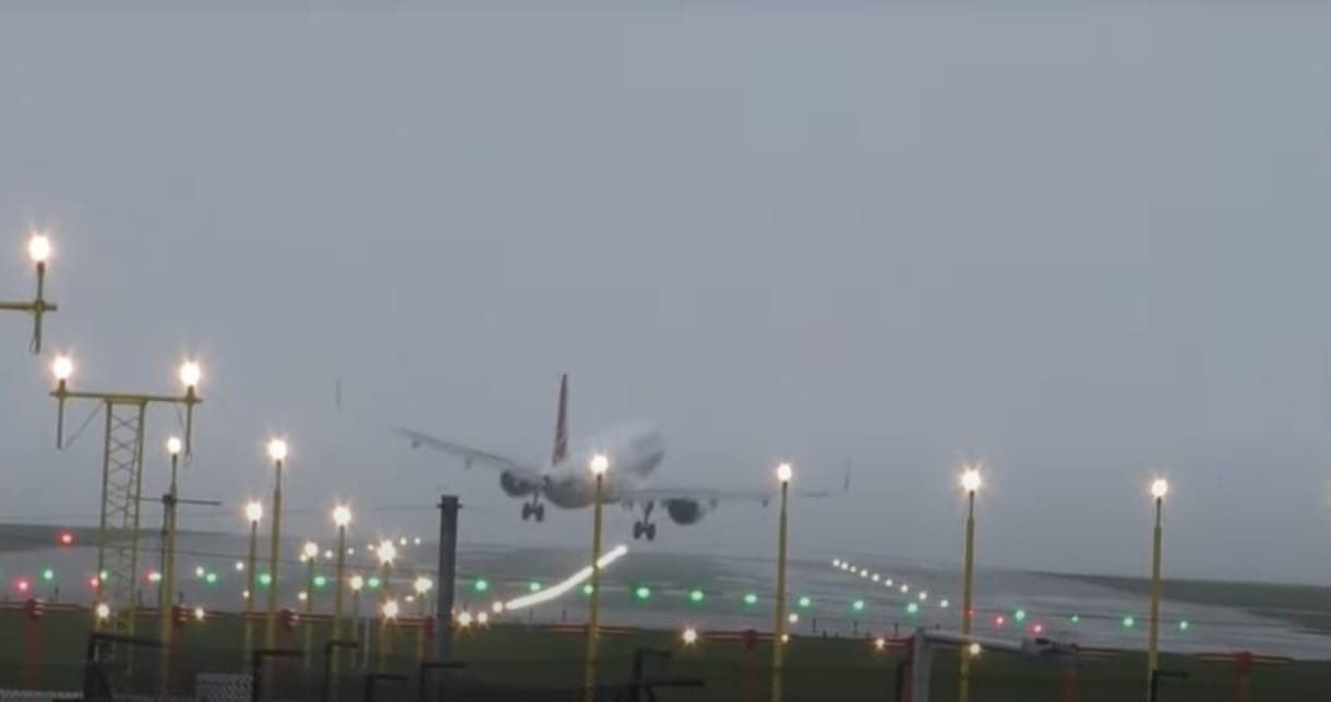 Majdnem földhöz vágott a szél egy landoló repülőgépet Manchesterben – videó