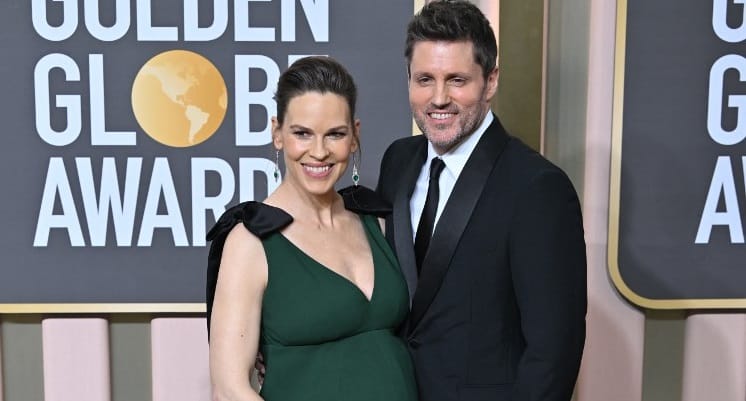 48 évesen szült ikreket Hilary Swank
