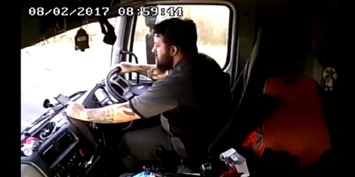 Itt egy újabb videó arról, miért veszélyes vezetés közben a telefonunkkal foglalkozni