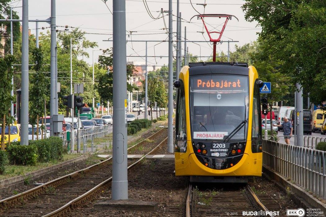 Utasokat még nem, homokzsákokat már visz az új pesti villamos