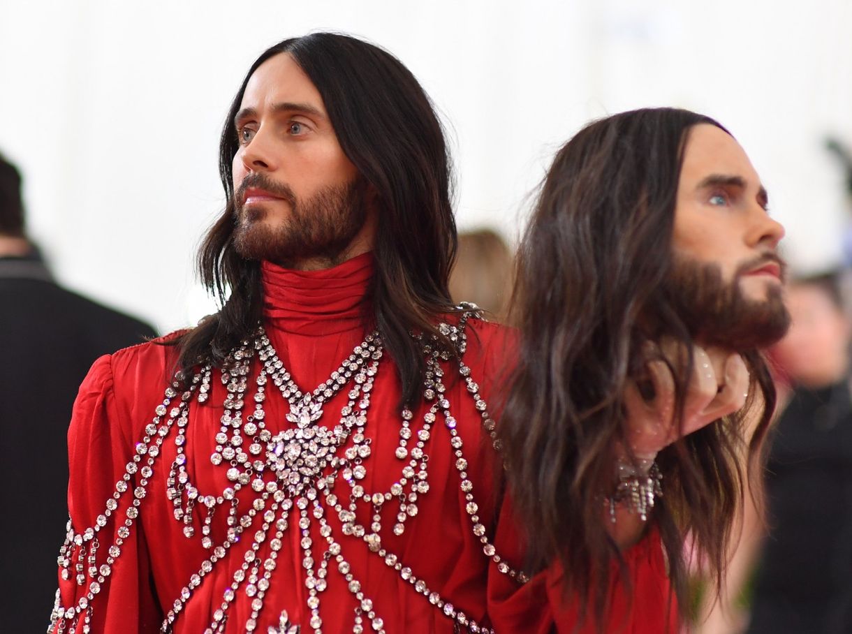 Szürreális pöffeszkedés: Jared Leto két fejjel, Katy Perry csillárként jelent meg az idei Met-gálán