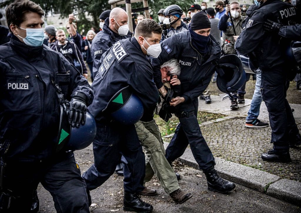 Gyújtogattak és összecsaptak a rendőrökkel a tüntetők Berlinben - videó
