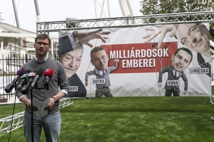 Simicskás-sorosos plakátokkal támad a Fidelitas - fotók
