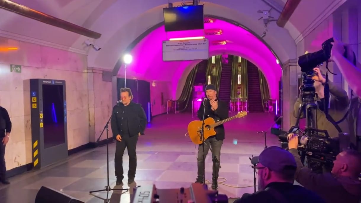 A kijevi metróban zenélt Bono, a U2 énekese