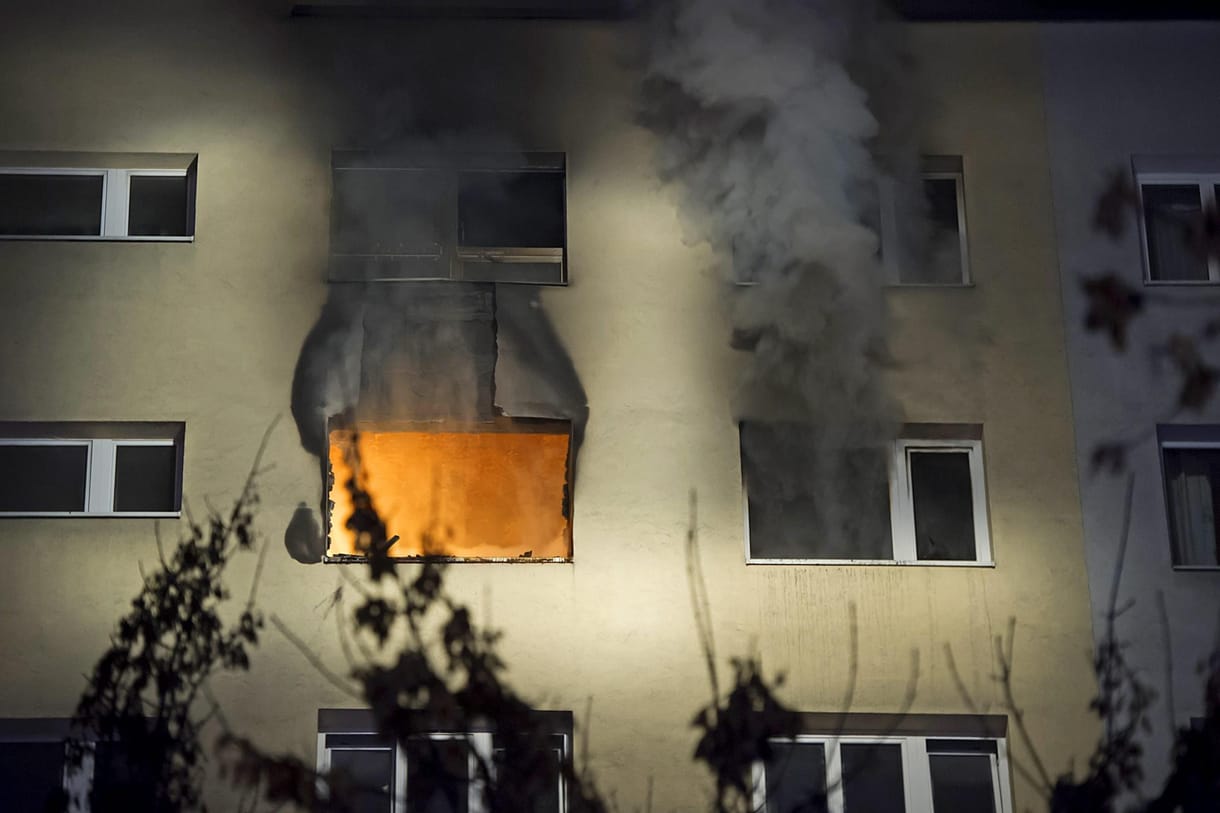 Fotók: budai paneltűzzel küzdöttek a tűzoltók az éjjel
