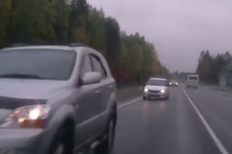 Biztos, hogy erre a sofőrre az égiek vigyáztak – videó