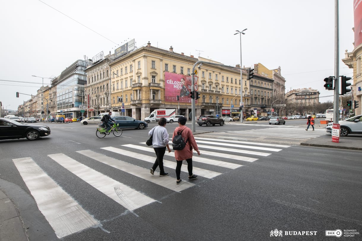 Szokatlanul működő lámpa zavarja meg a közlekedőket a Blaha Lujza téren