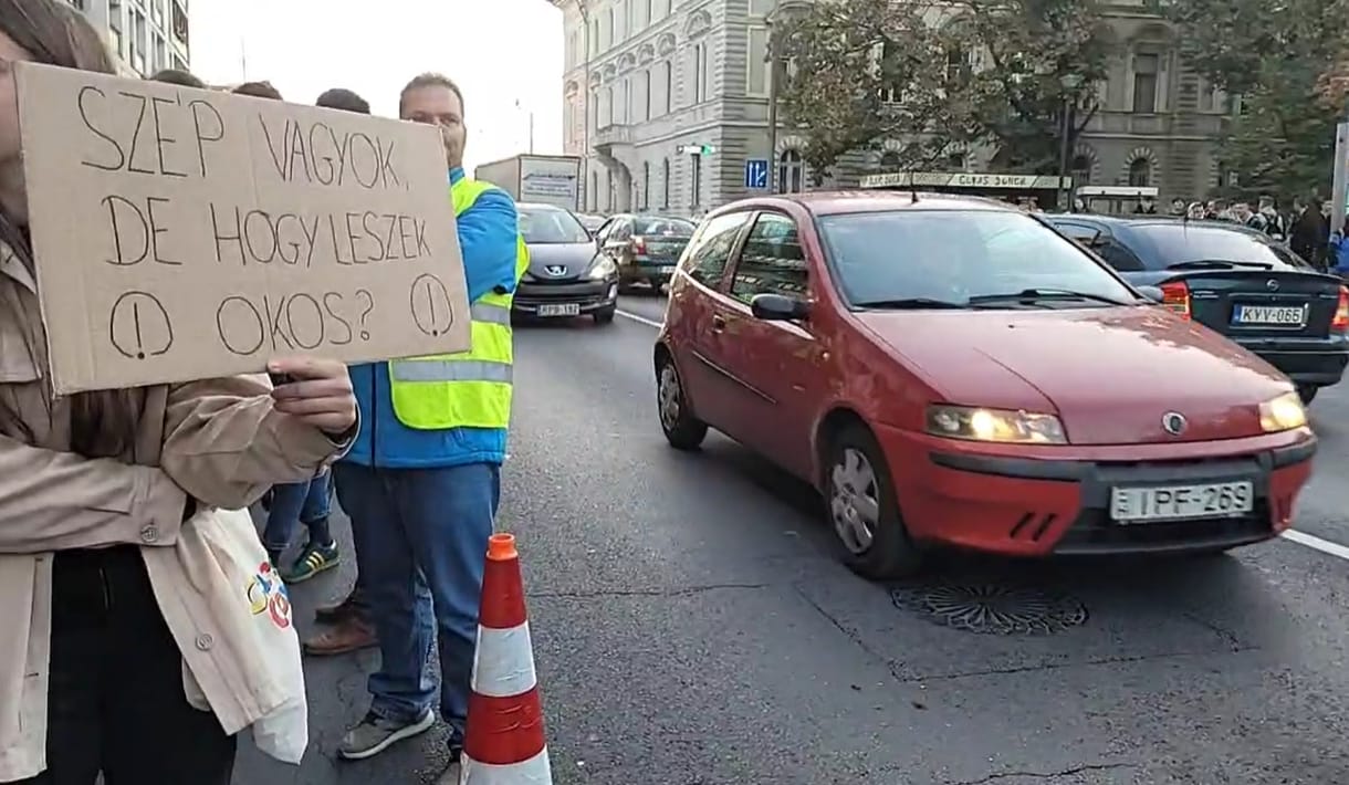 Forgalomlassító tüntetést tartottak egy győri gimnázium tanárai és diákjai