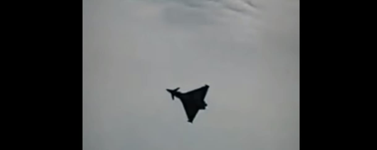 Videó: Olasz légibemutatón zuhant a tengerbe egy repülő