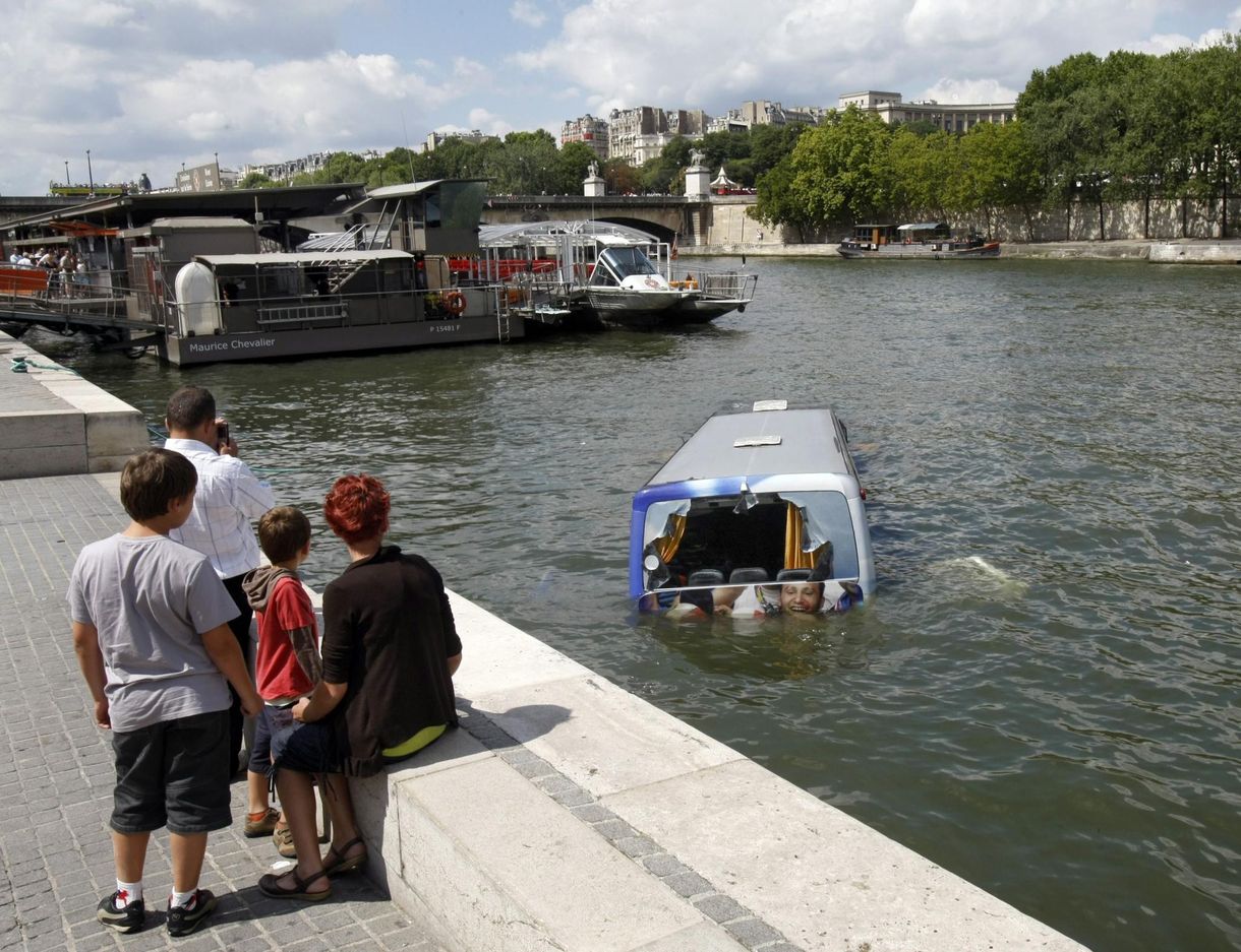 A Szajnában kötött ki az elszabadult turistabusz - fotók