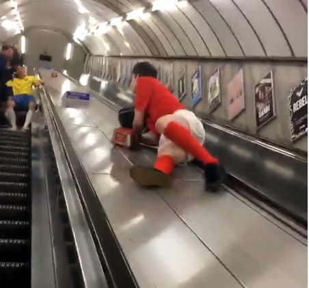 11 millió megtekintés felett a részeg dartsrajongó londoni metrókalandja - videó