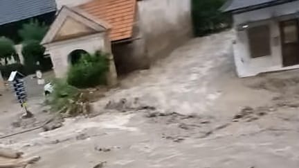 Videó: Ítéletidő az Alpokban, egy karintiai kisvárost félig eltemetett a földcsuszamlás