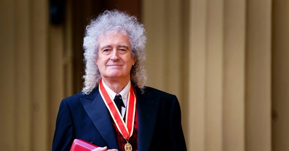 Lovaggá ütötte Brian Mayt a király