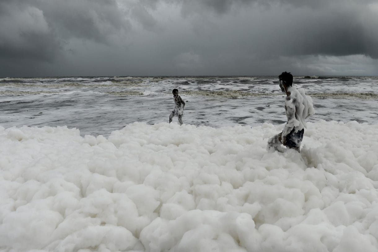 Bűzös hab borította be India leghíresebb tengerpartját, súlyos környezetszennyezés lehet az oka