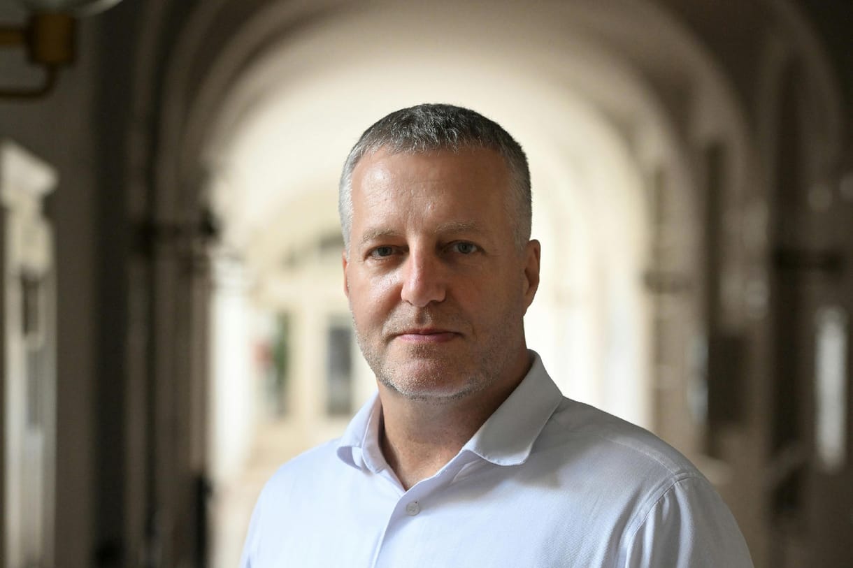 „Ez már a non plus ultra, felháborító” – Dózsa Csaba szakközgazdász a kórházi adósságokról és a NAV-inkasszóról