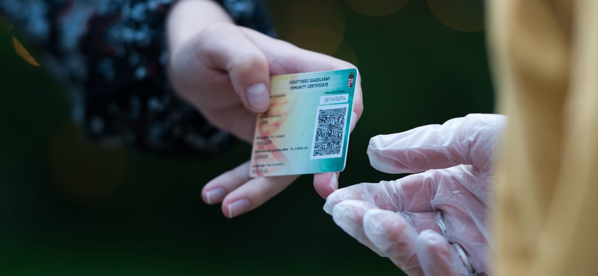 60 millió forintot foglaltak le az orvosnál és az asszisztensnél, akik pénzért árulták a védettségi igazolást