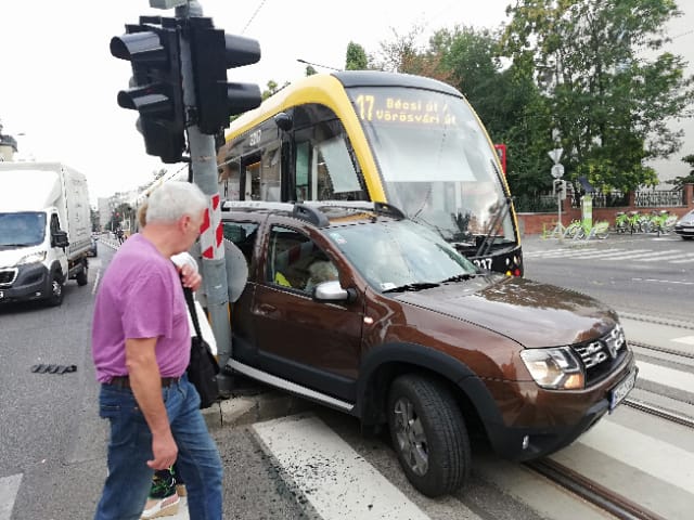 Oldalba kapta a Daciát a villamos - ezért lett gáz a fonódó vonalán