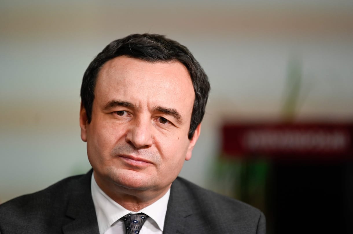 Korábban könnygázgránátot dobált a parlamentben a koszovói kormányfő