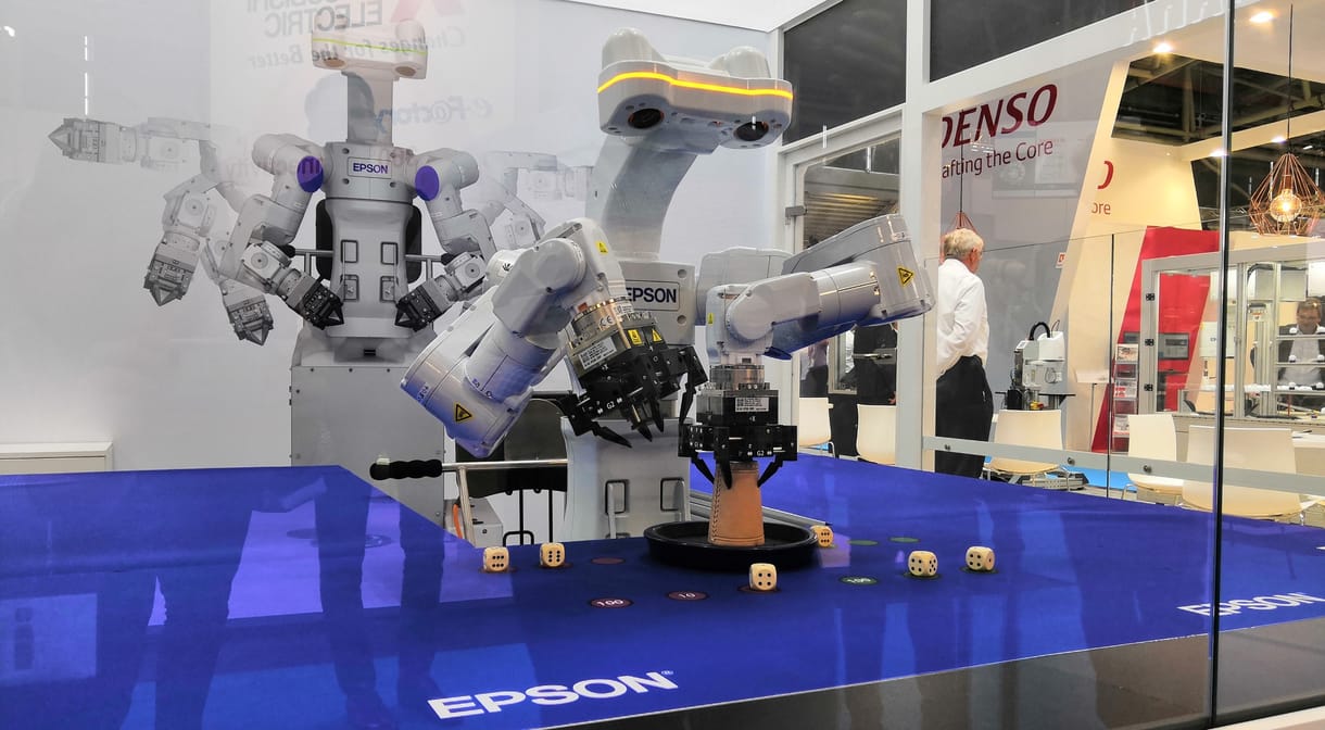 Már nem az ember, hanem a robotok munkáját veszi el az Epson új robotja