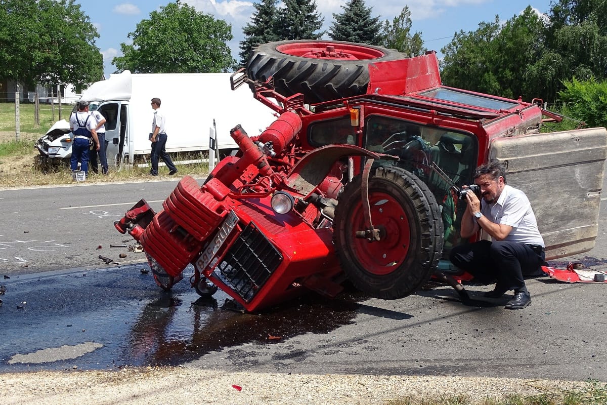 Rommá tört egy traktor Mélykútnál – fotók