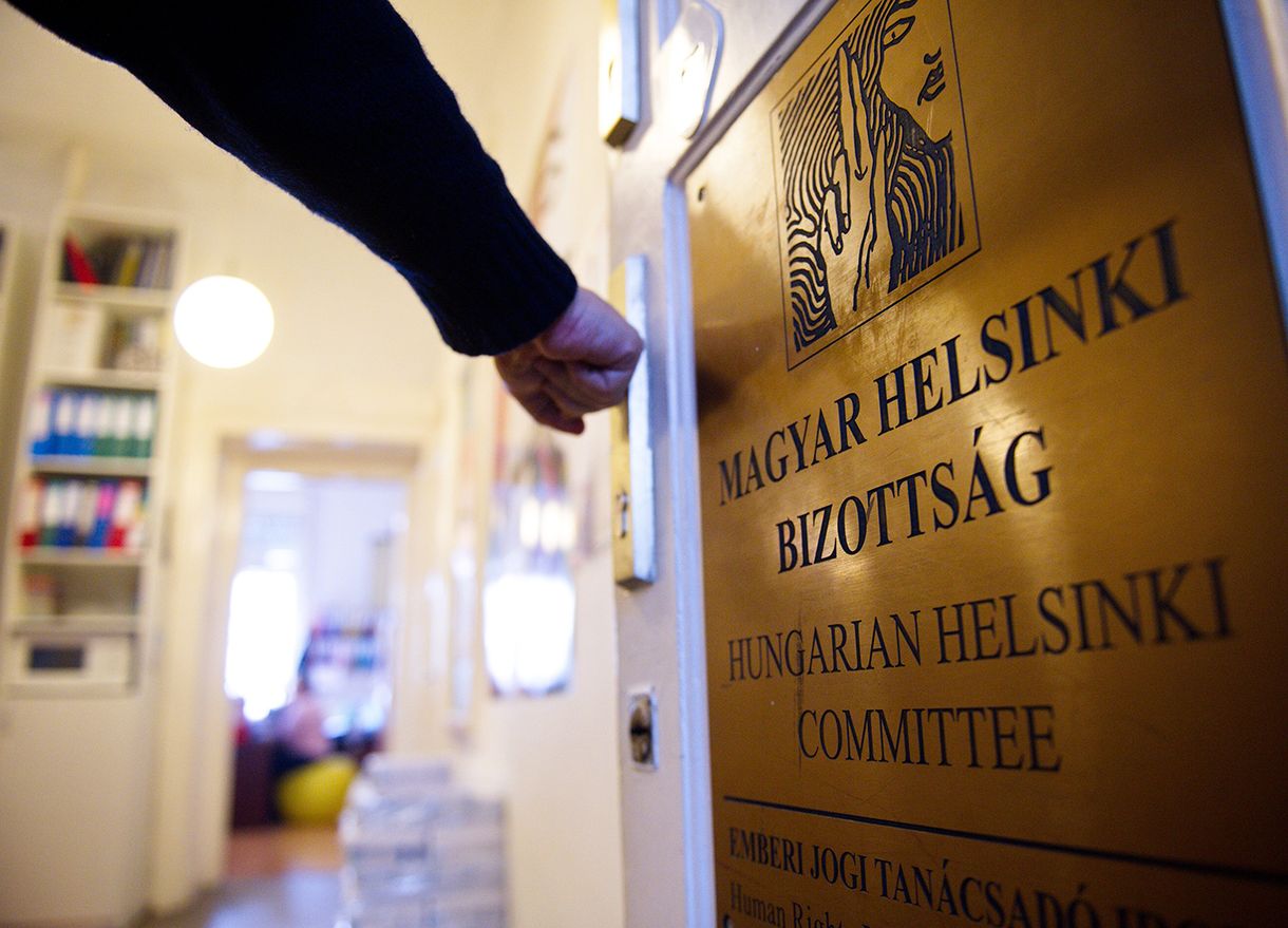 Megint hazudott a Fidesz, a Helsinki Bizottság pedig megint pert nyert ellene