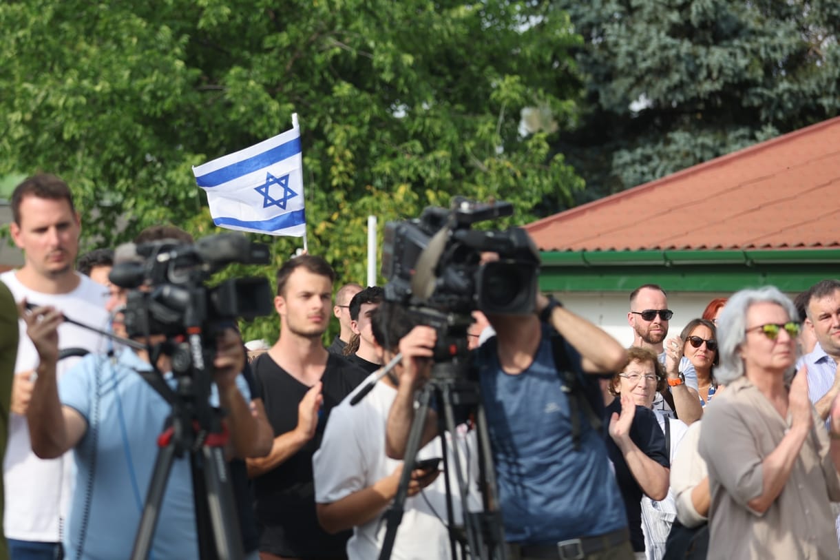 A Kneecap ellen tüntettek a Hajógyári-szigetnél