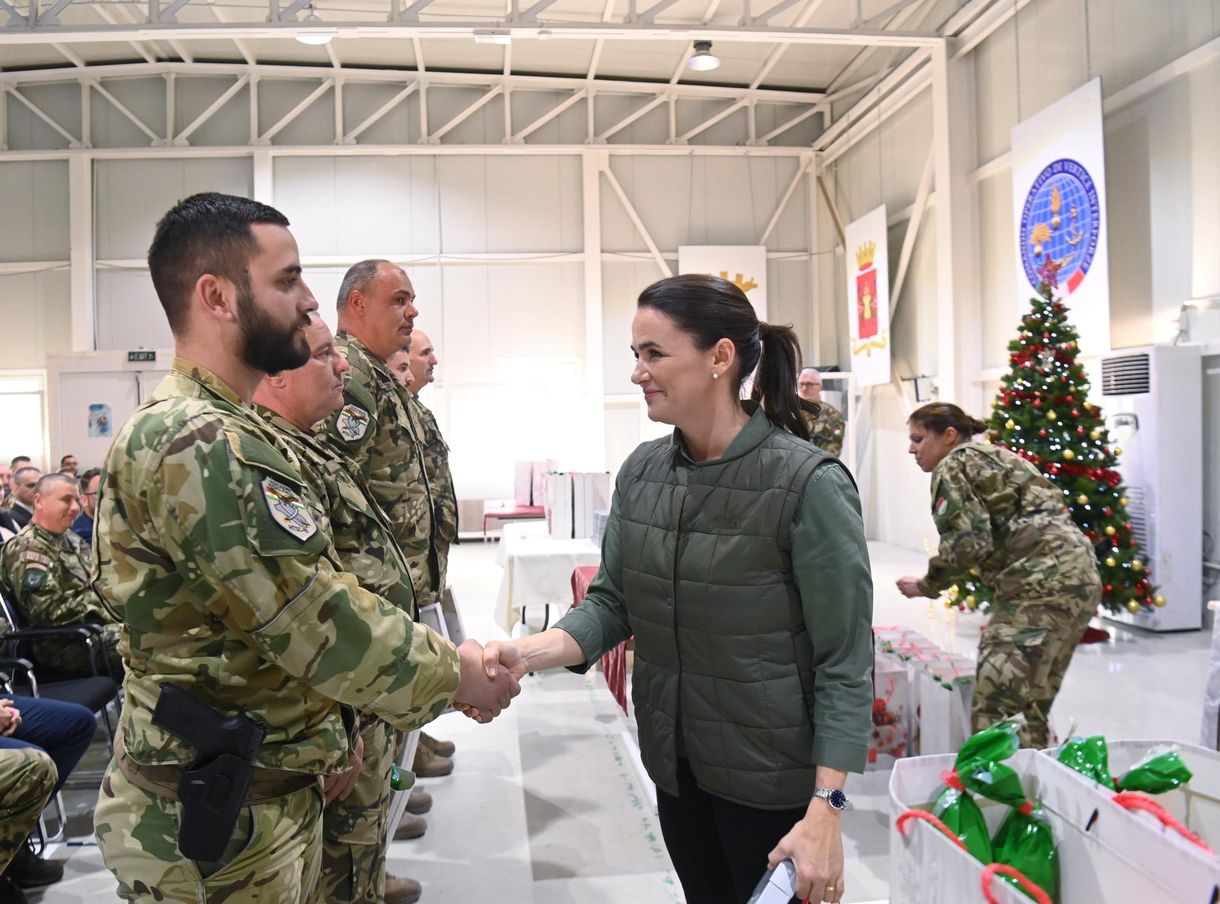 Novák Katalin Irakban szolgáló magyar katonákkal ünnepli Advent harmadik vasárnapját
