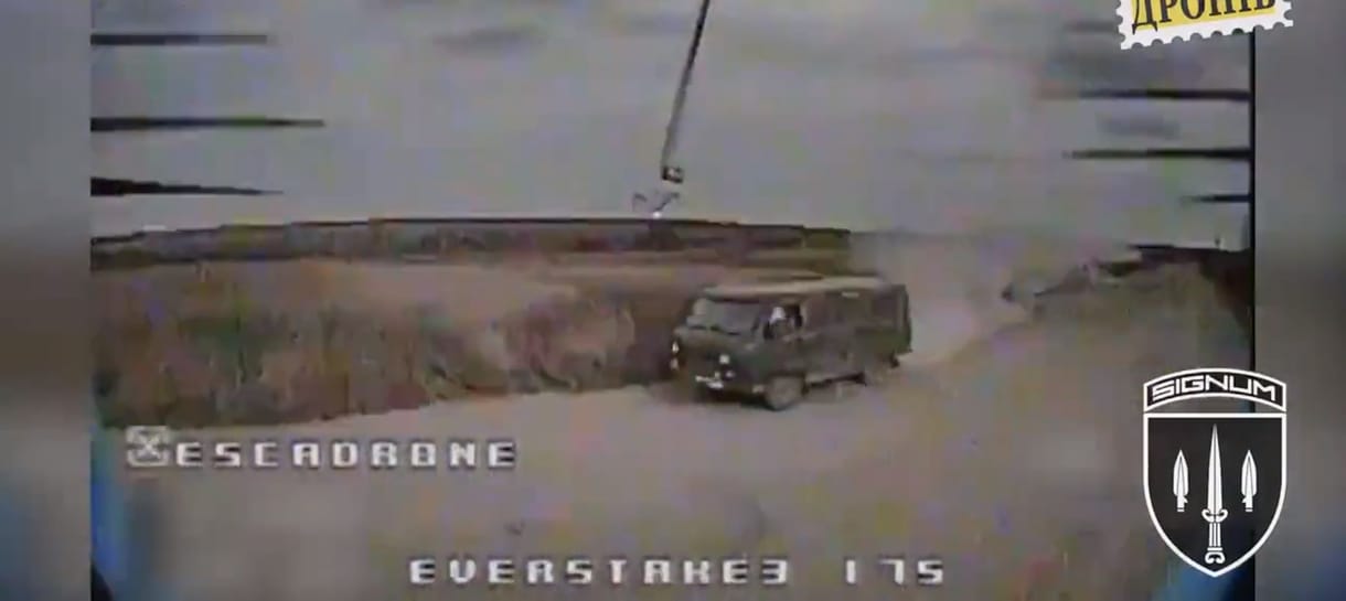 Videón, ahogy egy orosz kisbusz menekülni próbál az őt üldöző ukrán kamikaze drón elől