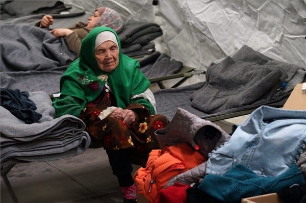 105 éves asszonyt találtak a menekültek között