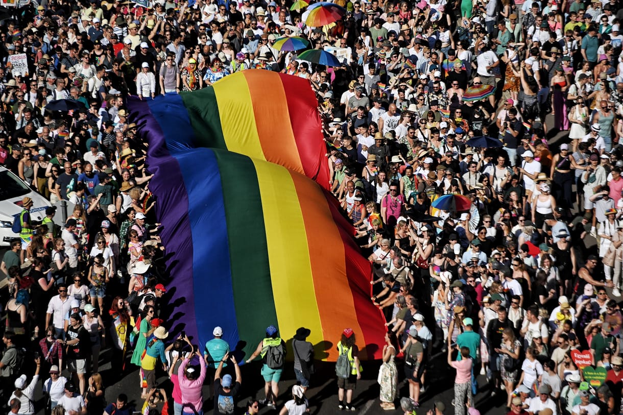 „Brüsszel (...) erre bezzeg van pénz (...) woke kultúra” – megjöttek a kormányzati és fideszes reakciók minden idők legnagyobb Pride-jára