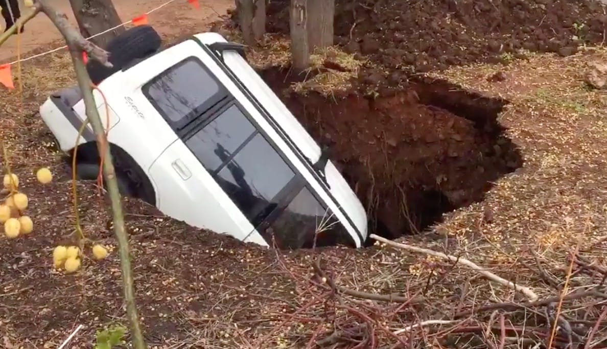 Romantikázni indult a pár, aztán egy gödör elnyelte a Suzukit