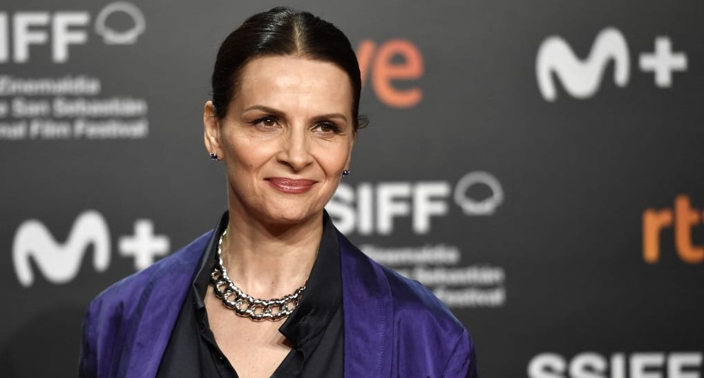 Juliette Binoche a kamera előtt vágja le a haját az iráni nők iránti szolidaritásból