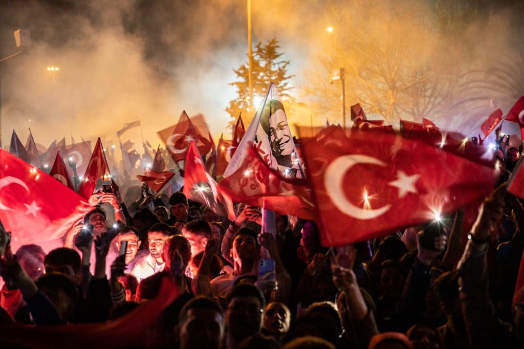 Ünneplés közben lezuhant és meghalt a legnépszerűbb török ellenzéki párt egyik elnökhelyettese – videó