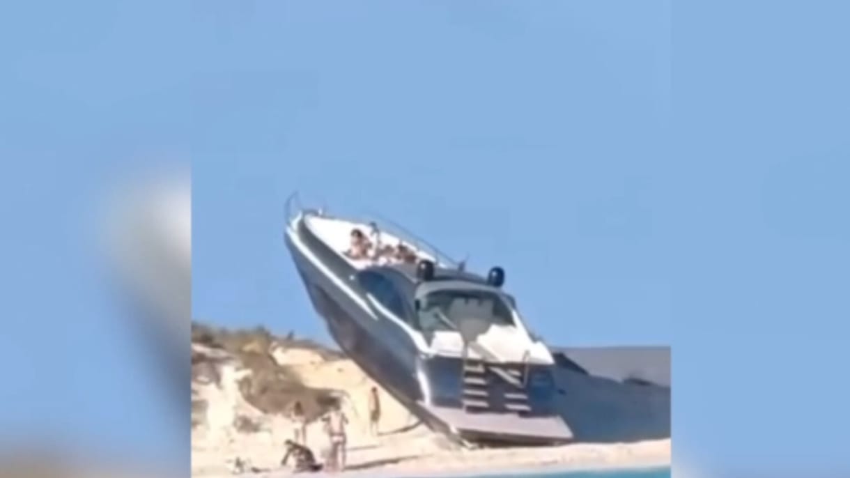 Csodájára járnak az emberek a jachtnak, amely Ibiza közelében feneklett meg