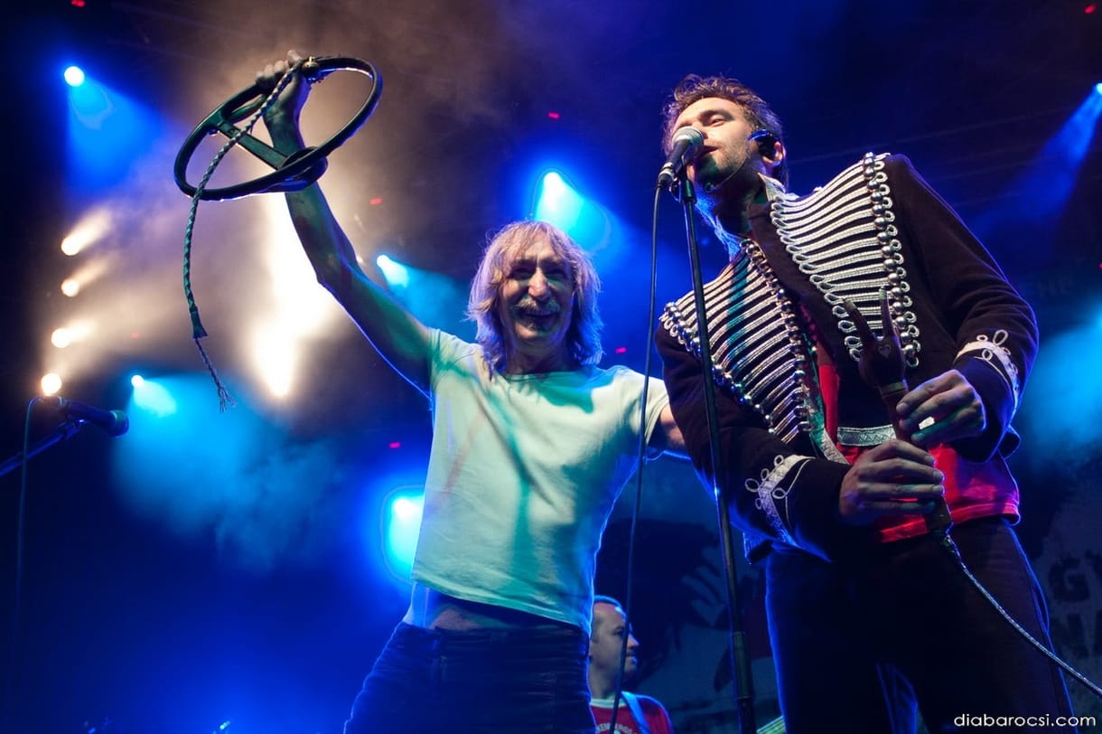 Vörösdiplomás rocksámánnal szövetkező etnobetyárok