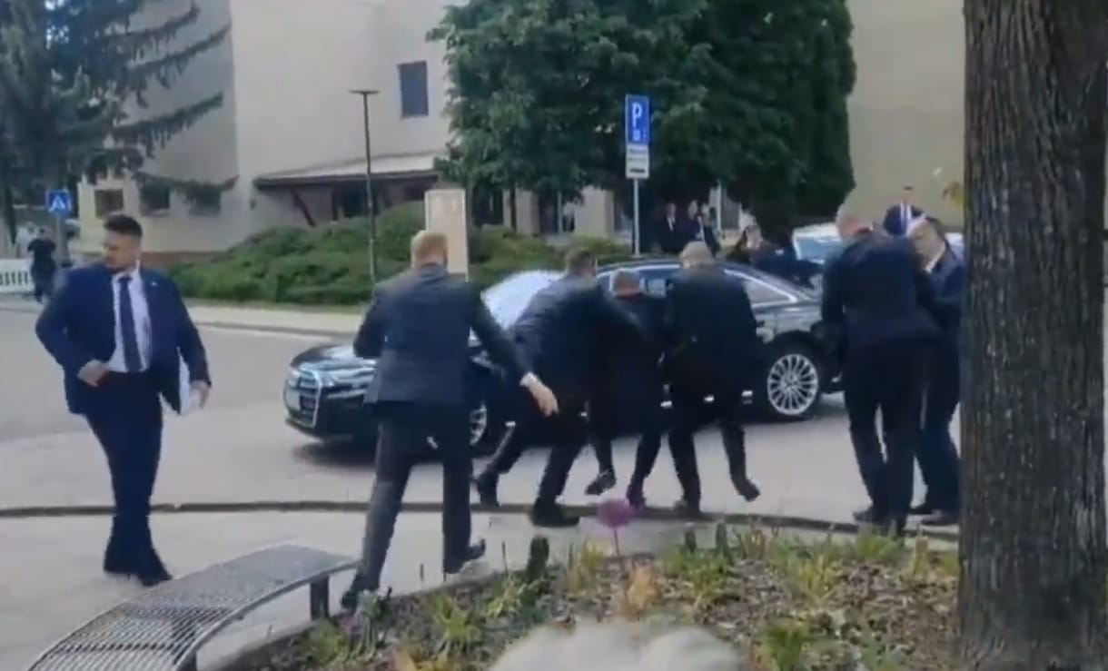 Videókon, ahogy a meglőtt Ficót kimenekítik, támadóját pedig leteperik