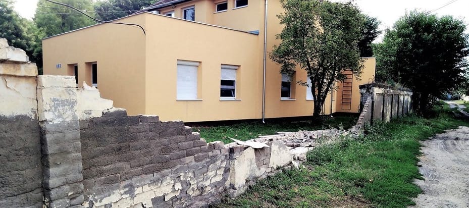 Leomlott a ceglédi kórház kerítése