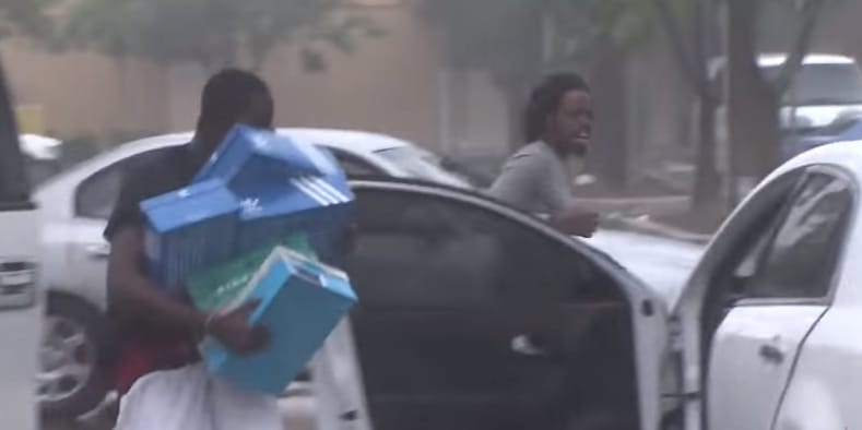 Őrültek módjára fosztottak ki a hurrikán idején egy floridai cipőboltot – videó