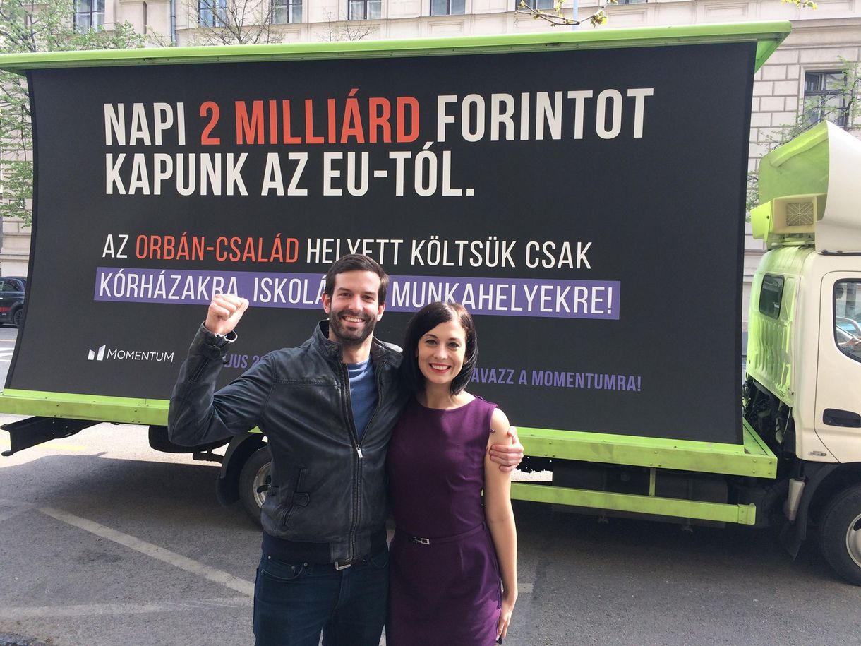 Ilyen plakátautóval járja majd a városokat a Momentum