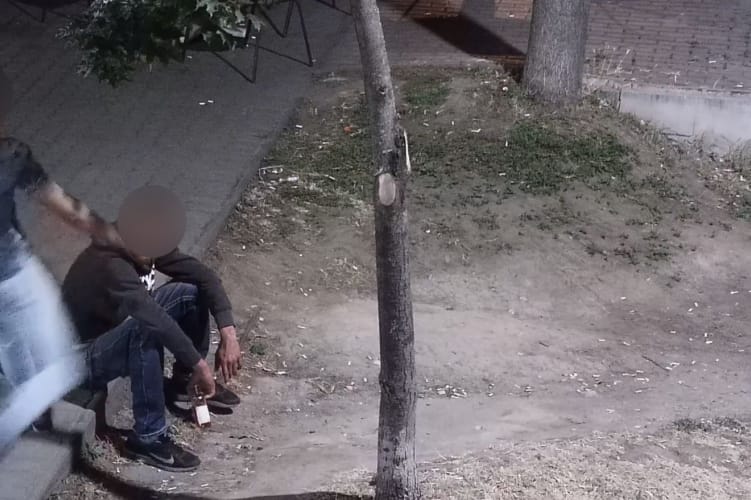Földön ülő embert rúgott fejbe, a térfigyelő kamera lebuktatta