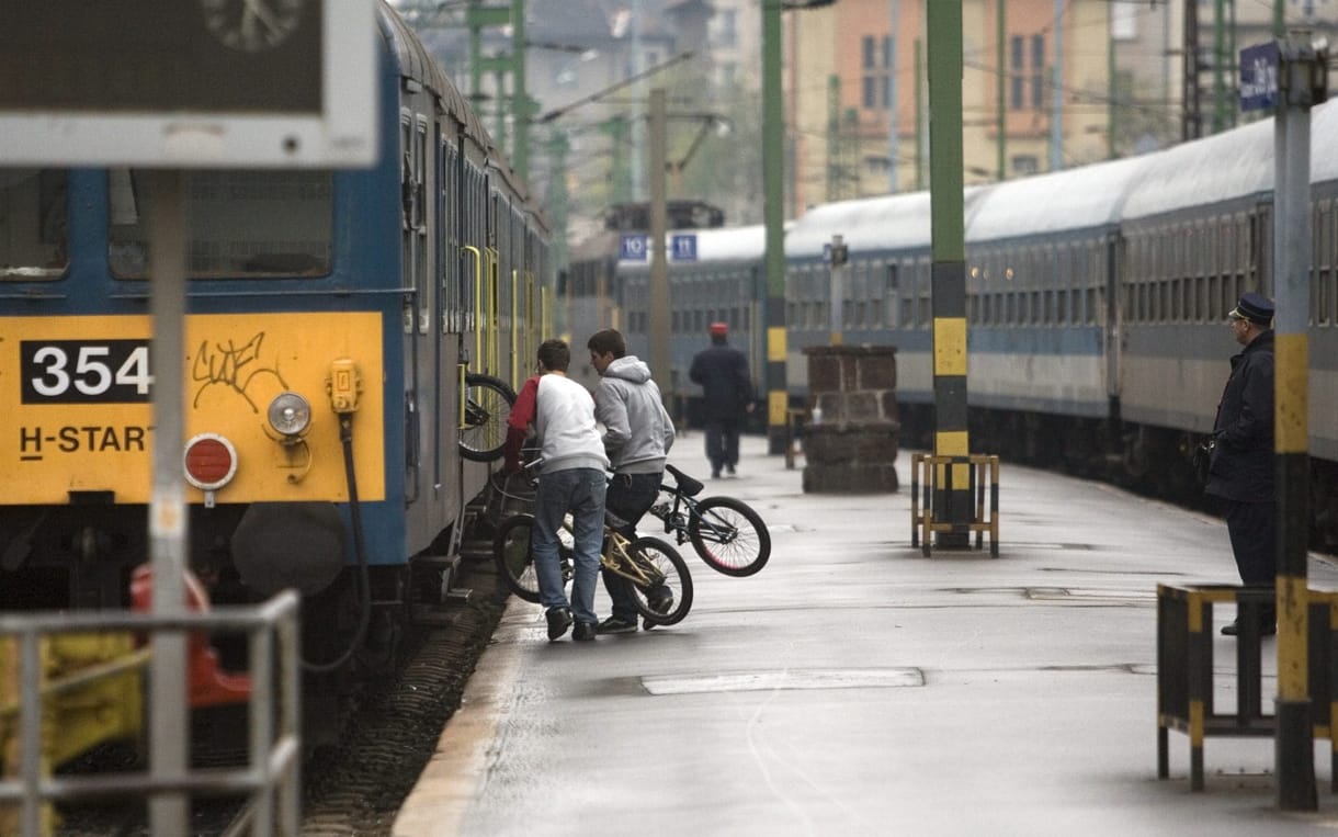 Hétszeres áremeléssel űzhetik el Lázárék a kerékpárral ingázókat a vonatokról