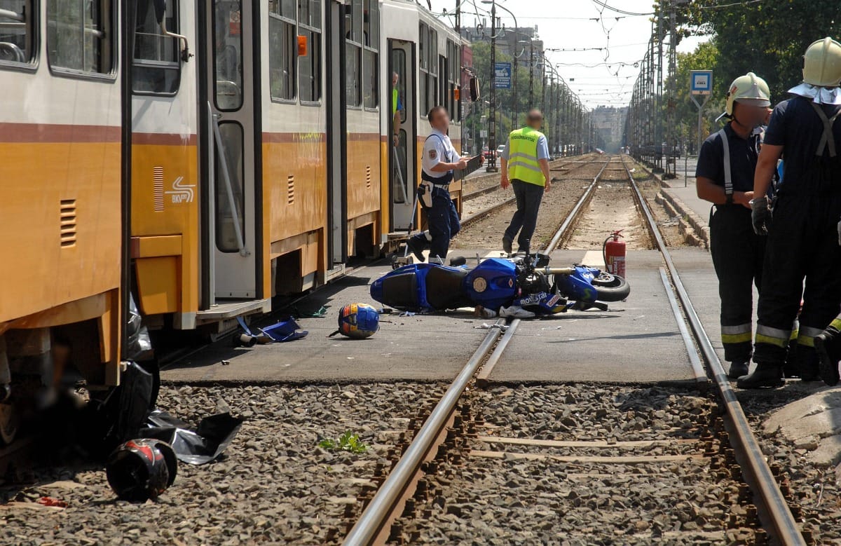 Villamosba rohant egy motoros Budapesten - fotók
