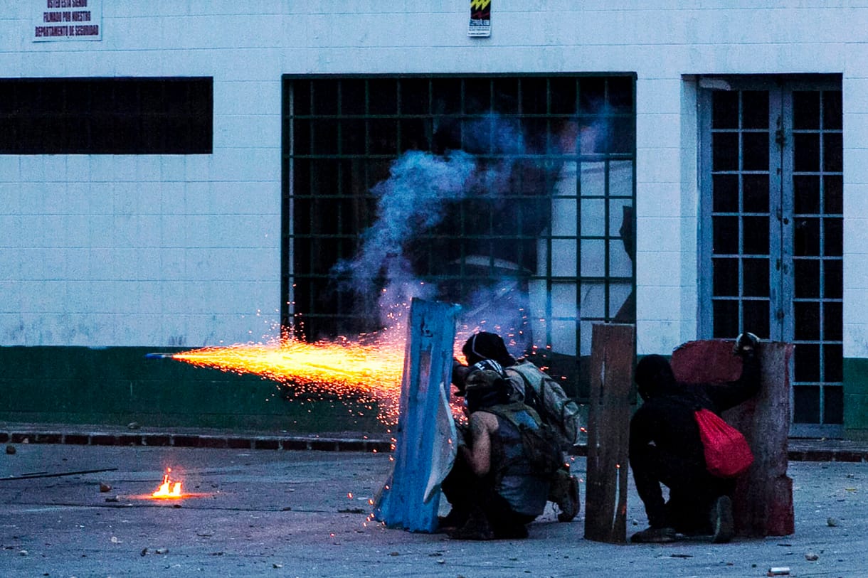 Megvan a venezuelai összecsapások szimbóluma és ikonja: a könnygázfelhőben hegedülő tüntető