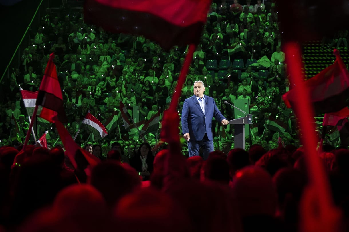 Zászló, zászló, ököl: mikor csap át valódi erőszakba a végsőkig pörgetett szájkarate?