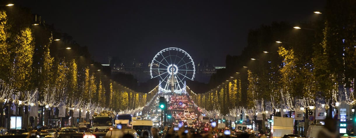 Fotók: Így néz ki Párizsban a karácsonyi díszkivilágítás