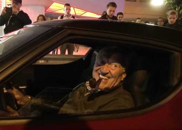 Közönségkedvenc lett az Alfa Romeo sportkupét vezető nagypapa – videó