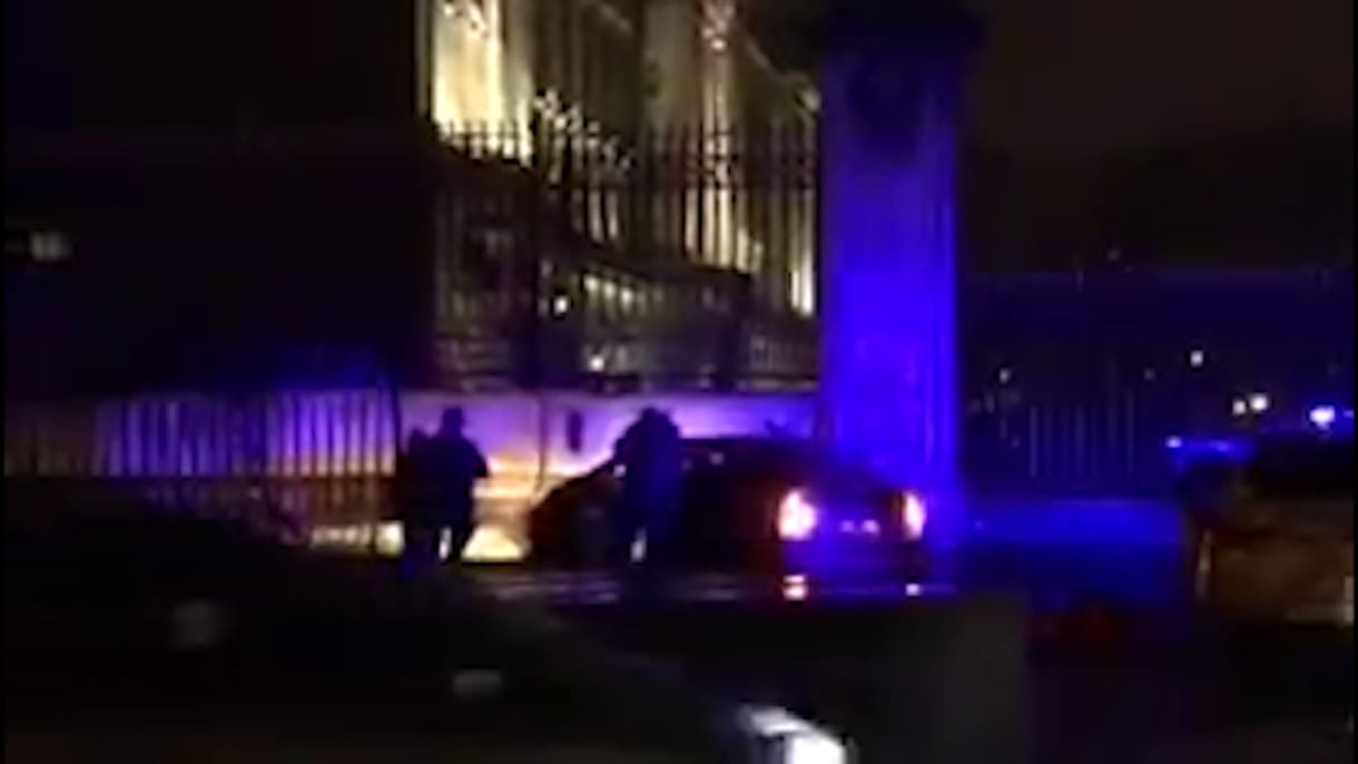 Videó: autó hajtott a Buckingham-palota kerítésének