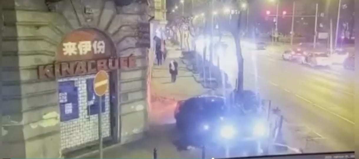 Elveszítette az uralmát az autója felett, a járdán ütött el egy nőt az Üllőin
